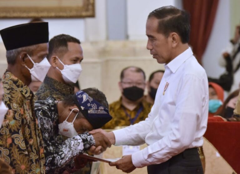 Minimalisir Konflik, Jokowi Serahkan 1,55 Juta Sertifikat Tanah