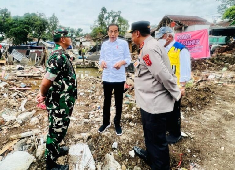 Jokowi Kerahkan TNI dan Polri Bersihkan Lingkungan Rumah Korban Gempa