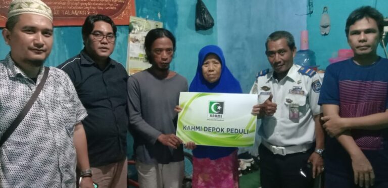 Nyaris Roboh, KAHMI Depok Bantu Renovasi Rumah Janda Miskin