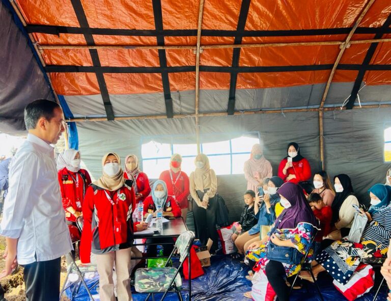 Tinjau Cianjur, Jokowi Pastikan Relokasi Rumah Siap Dibangun