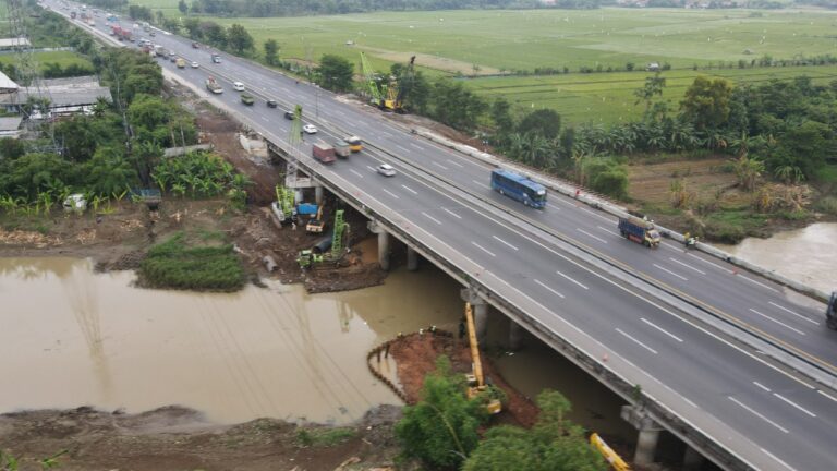 Operator Jalan Tol Jakarta-Cikampek Atur Lalulintas Imbas Pengangkatan Balok Grider Bentang Jembatan Sungai Citarum