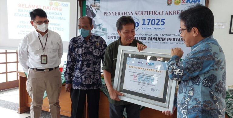 Penyerahan Sertifikat Akreditasi ISO/IEC 17025:2017 LPHP Bantul