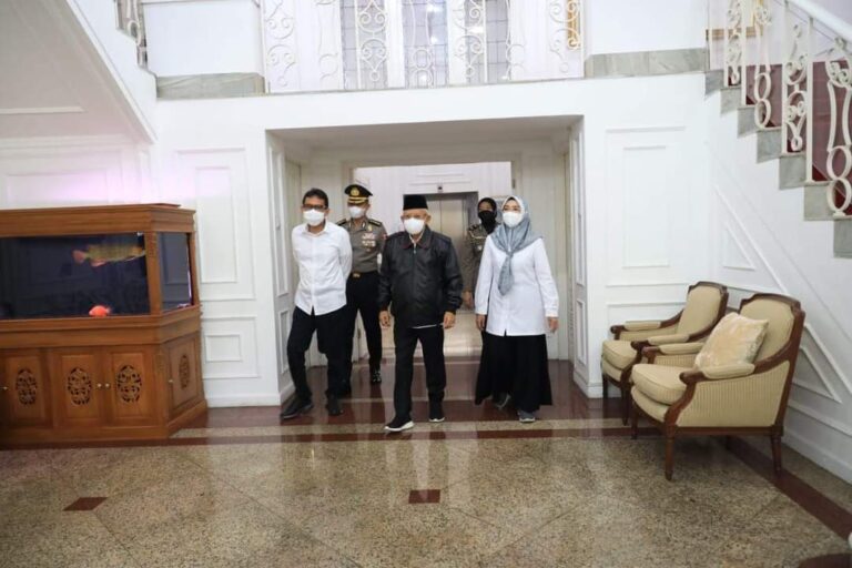 Kunjungi Korban Cianjur, Wapres Serahkan Santunan dan Tinjau Renovasi