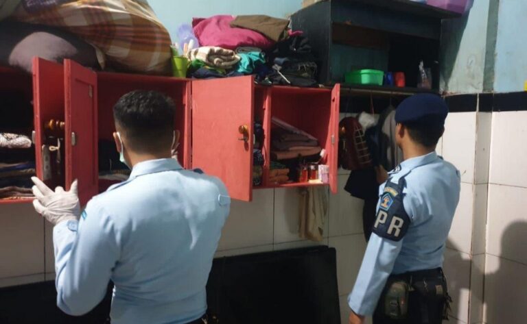 Petugas Pengamanan Rutan Depok Geledah Kamar Narapidana