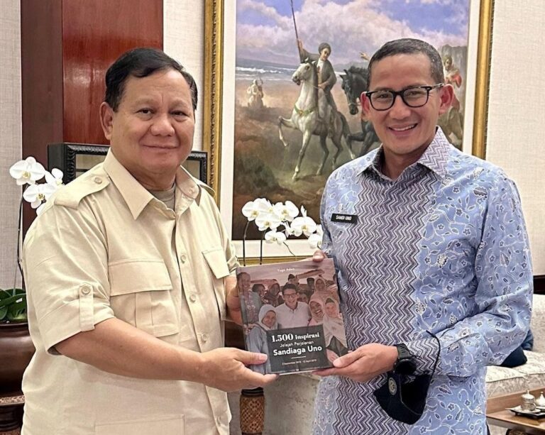Nostalgia, Sandiaga Beri Buku Kisah Perjalanan Kampanye ke Prabowo