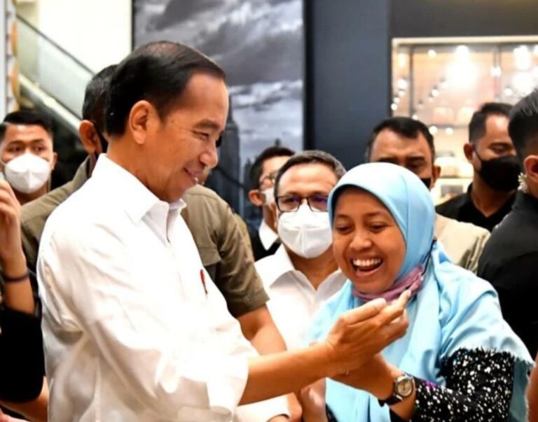 Tinjau Mal Kokas, Jokowi Pastikan Perekonomian Lancar