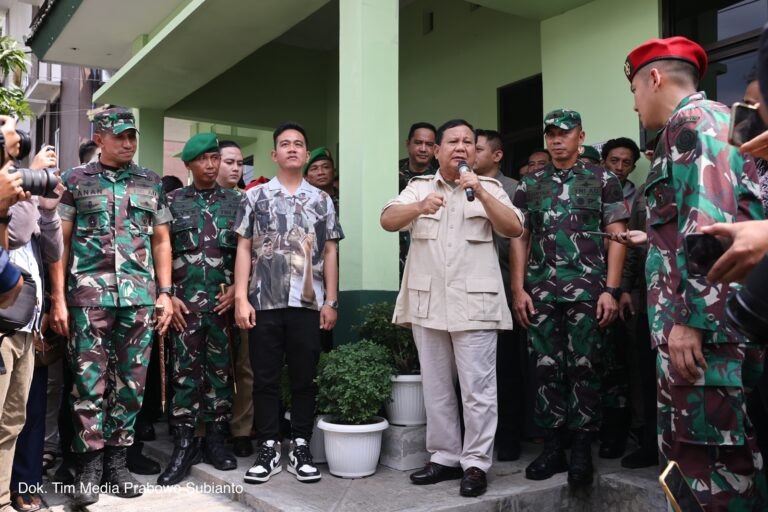 Bareng Gibran, Prabowo Serahkan Motor dan Alkom ke Babinsa Solo