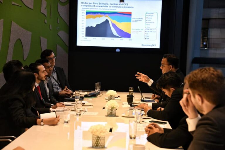 Hadiri Undangan Bloomberg, Anies Diskusi soal Energi Terbarukan