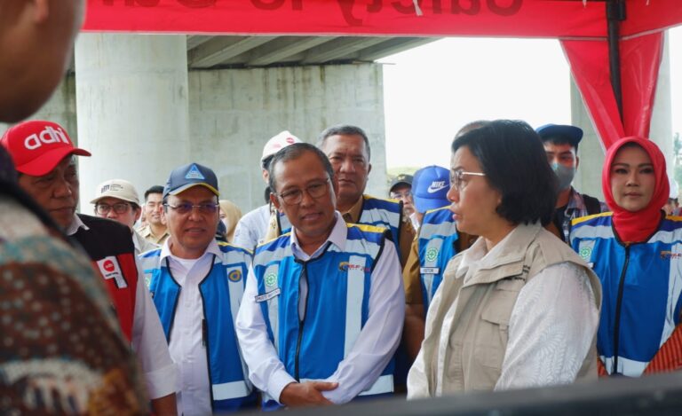 Kucurkan Dana Rp 5,902 Triliun, Menteri Keuangan Sri Mulyani Lakukan Inspeksi ke Tol Jogja-Solo