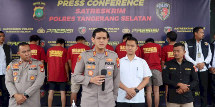 Tersangka pelemparan batu ke bus Persis Solo saat ditampilkan ke publik/Ist