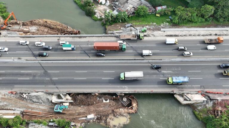 PT JTT Atur Lalu-Lintas Jalan Tol Jakarta-Cikampek di Sekitar Jembatan Tarum