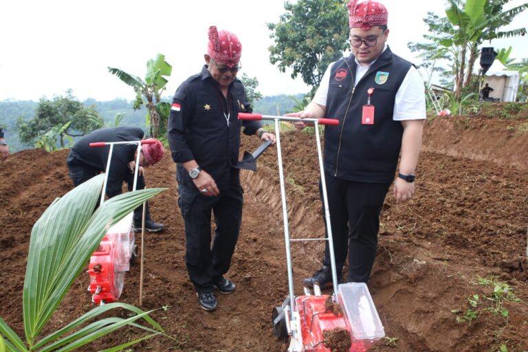 Mentan SYL dan Bupati Kediri Dorong Integrasi Kelapa Genjah, Jagung dan Kambing