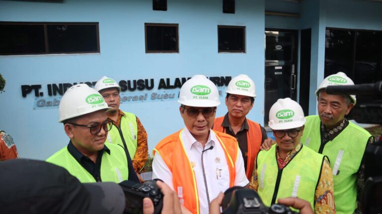 Wamentan Dorong Peningkatan Populasi Sapi untuk Produksi Susu Segar