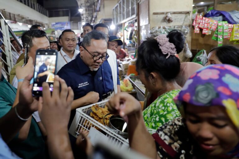 Gelar Operasi Pasar, Zulhas Sebut Harga Bapok di Surabaya Stabil