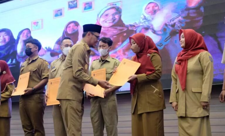 Ribuan Tenaga Pendidik dan Kependidikan di Depok Terima SK
