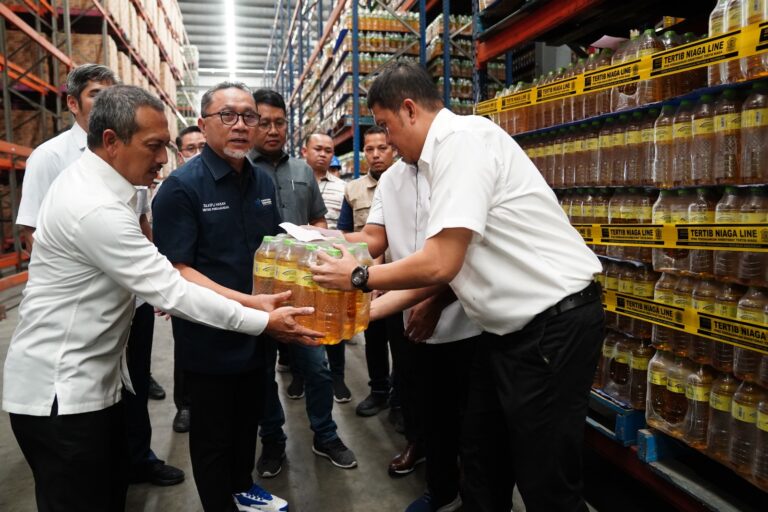 Zulhas Minta Distribusi MINYAKITA Utamakan ke Pasar Rakyat