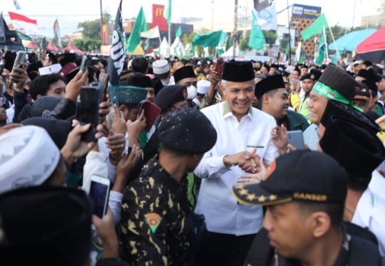 Ganjar Takjub Semangat Luar Biasa Nahdliyin di Puncak Satu Abad NU
