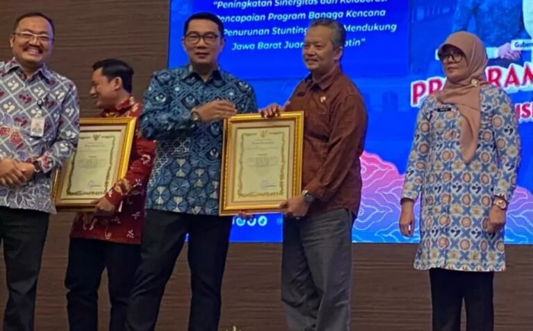 Sukses Atasi Stunting, Kang Emil Beri Penghargaan ke Wali Kota Depok