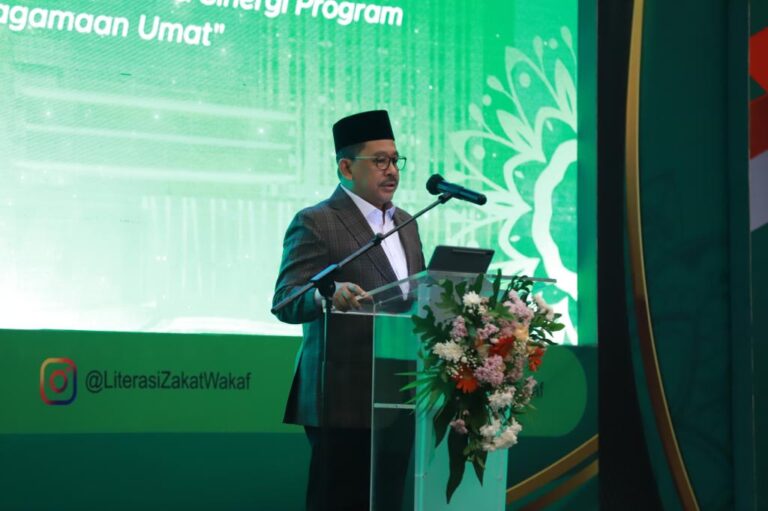 Wamenag Ingatkan Lembaga Pengelola Zakat Tidak Berpolitik