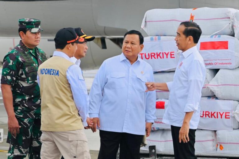 Prabowo Dampingi Jokowi Kirim 140 Ton Makanan ke Turki