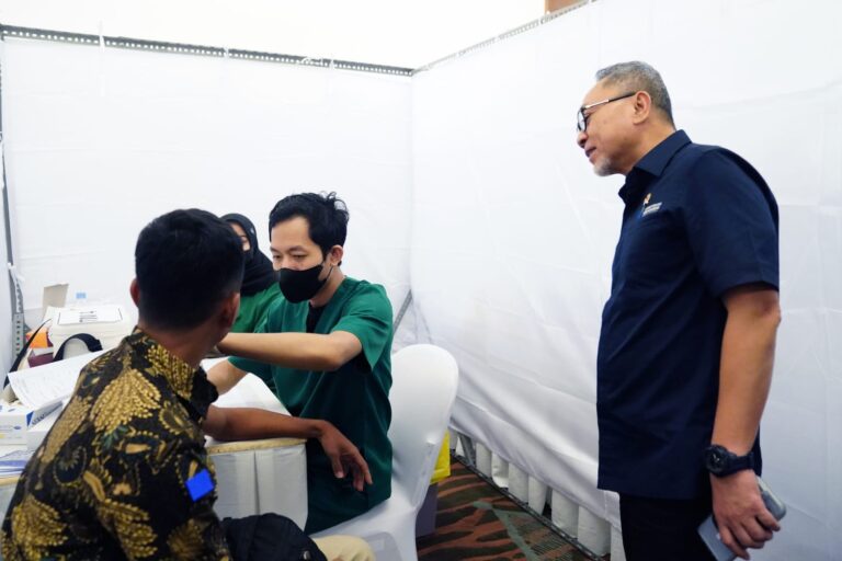 Zulhas Pantau Vaksinasi Booster Kedua untuk Pegawai Kemendag