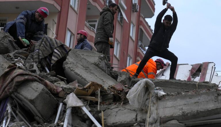 Korban Tewas Gempa Turki Bertambah, Capai 7.800 Orang