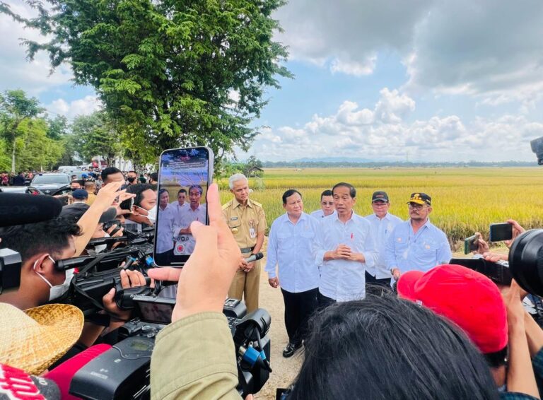 Momen Presiden Jokowi Panen Bersama Menteri Pertanian di Kebumen