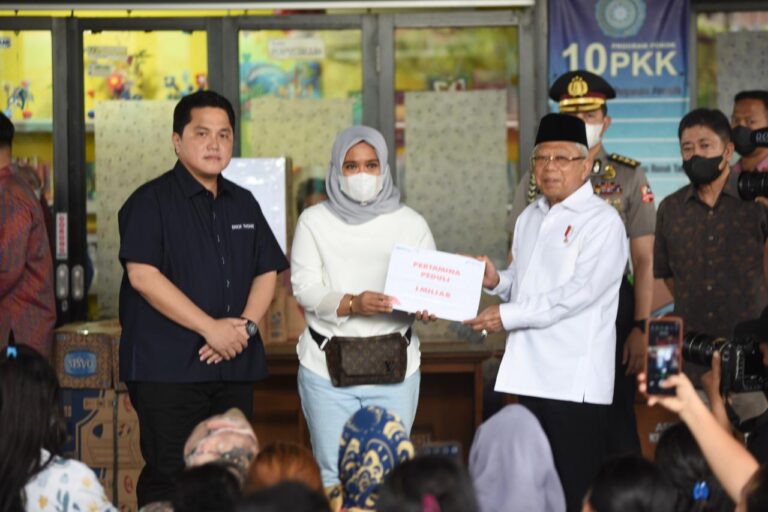Wapres Serahkan Bantuan Pertamina untuk Warga Pengungsi Plumpang