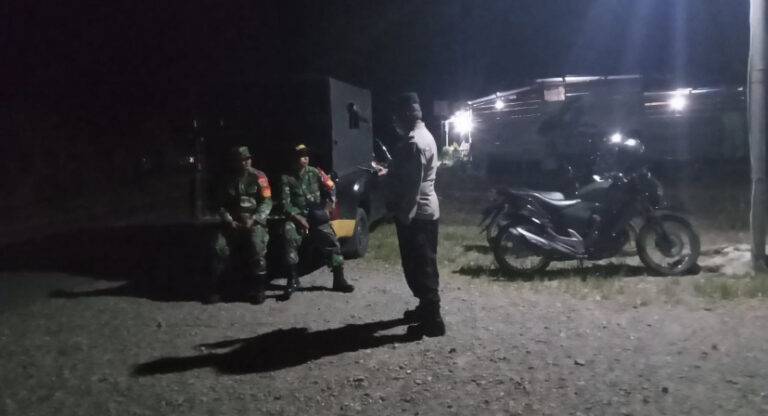 Babinsa Mapurujaya Amankan Kegiatan Shalat Tarawih di Wilayah Binaan