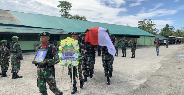 Kasdim Mimika Pimpin Upacara Pelepasan 2 Jenazah Prajurit TNI yang Gugur di Papua
