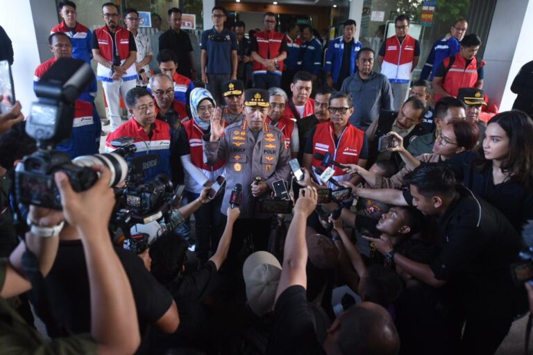 Tinjau Terminal BBM Plumpang, Kapolri Pastikan Penanganan dan Kebutuhan Pengungsi Terpenuhi dengan Baik
