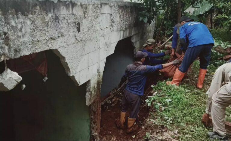Kali Meluap, Rumah di Cipayung Depok Diterjang Longsor