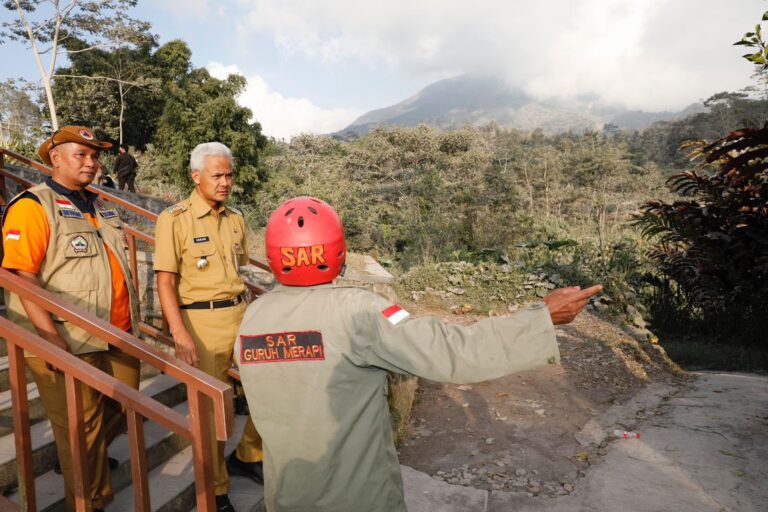 Pantau Aktivitas Merapi, Ganjar Imbau Semua Pihak Terus Siaga