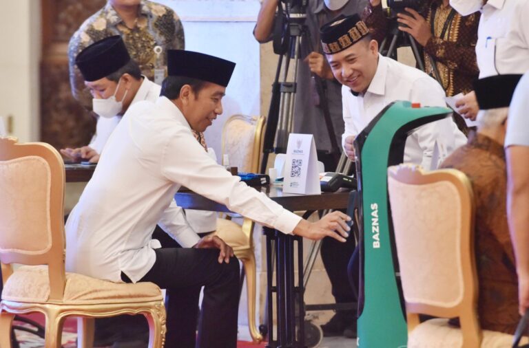 Kompak, Jokowi dan Ma’ruf Amin Serahkan Zakat ke Baznas