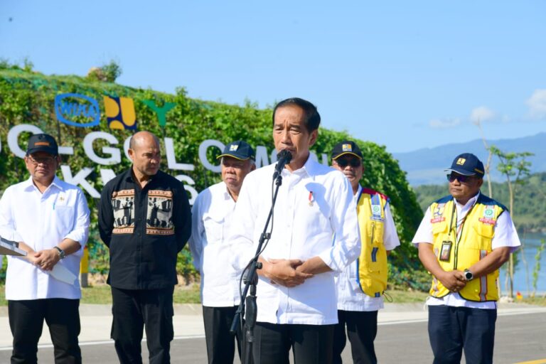 Jokowi Resmikan Jalan Akses Labuan Bajo-Golo Mori