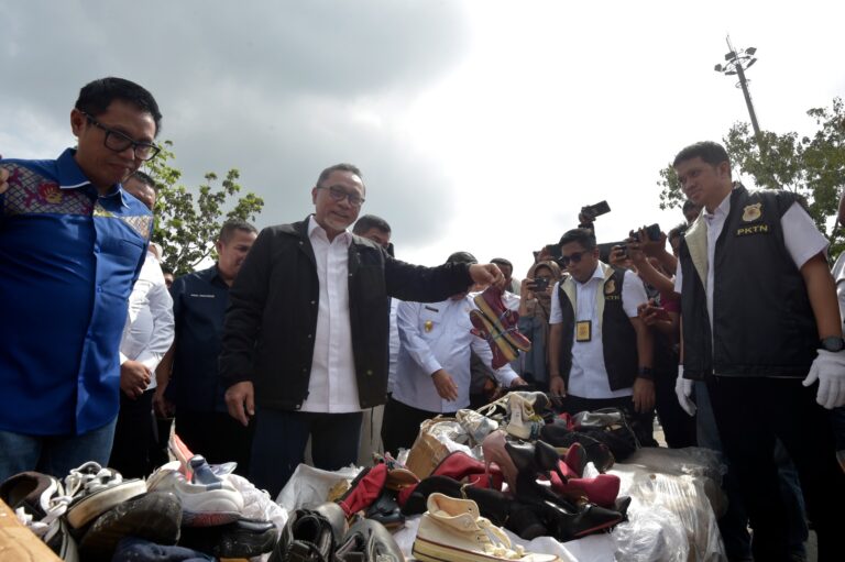 Produk Bekas Senilai Rp10 Miliar di Pekanbaru Dimusnahkan