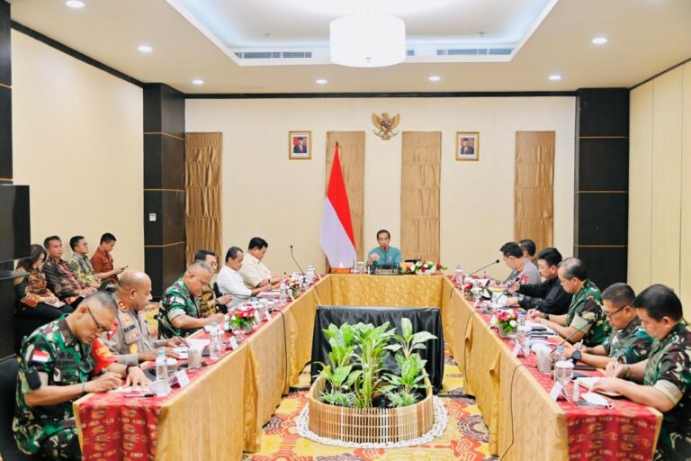 Jokowi Minta TNI-Polri Kawal Pembangunan Papua