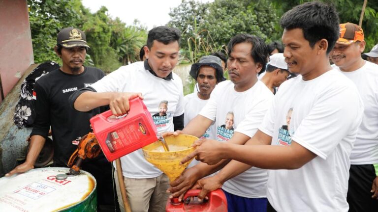 Relawan Ganjar Beri Bantuan Oli Gratis ke Sopir Truk Tangerang