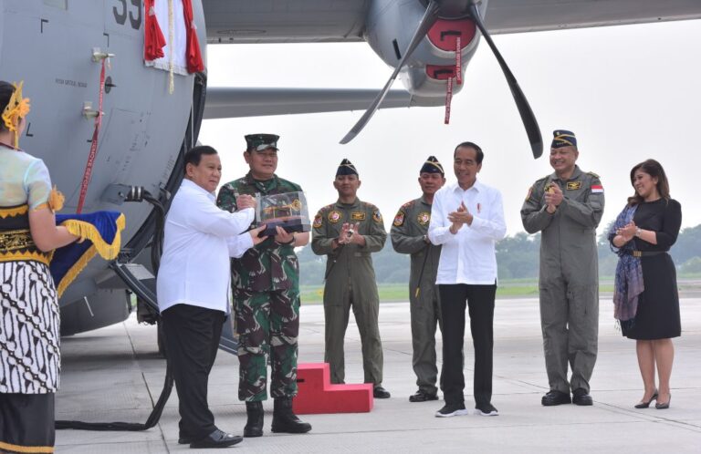Jokowi Saksikan Penyerahan Pesawat Super Hercules untuk TNI