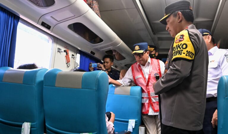 Pastikan Pelayanan ke Pemudik, Menhub, Kapolri Tinjau Stasiun Pasar Senen