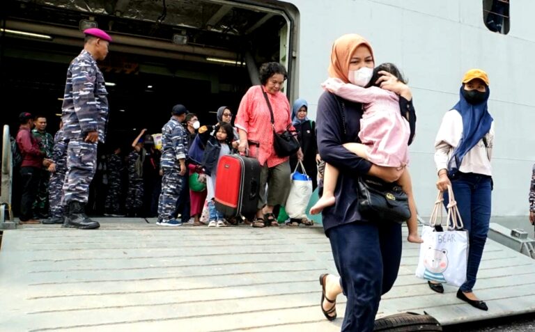 Ratusan Pemudik Gratis Gunakan Kapal Perang Tiba di Surabaya