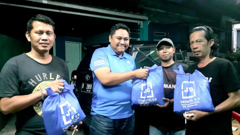 Bacaleg Demokrat Bagikan Ribuan Bingkisan Kepada Warga Pancoran Mas Depok