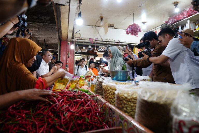 Zulhas Minta Pedagang di Pasar Rawamangun Tidak Menimbun Stok