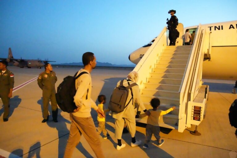 TNI Berhasil Evakuasi 11 Warga Negara Australia di Sudan