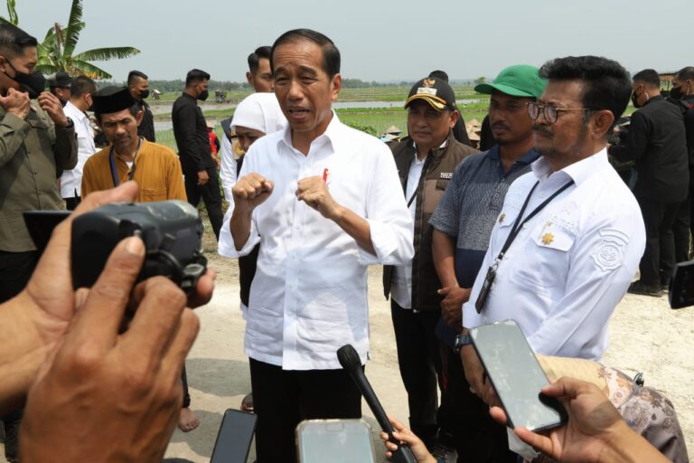 Presiden Jokowi Bersama Mentan SYL Lakukan Percepatan Tanam Padi di Tuban