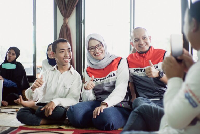 Perwira Penggerak Pertamina Belajar Membatik di Workshop Sriekandi Patra Difablepreneur Boyolali