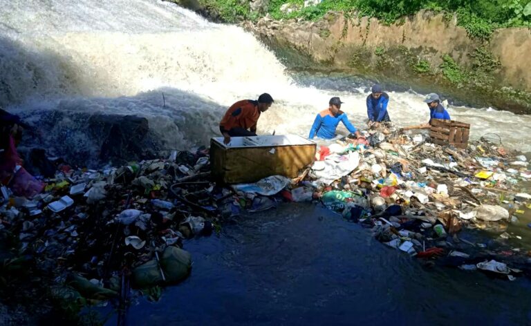 Ada Styrofoam hingga Kulkas, DPUPR Depok Angkut Sampah di Kali Cabang Tengah