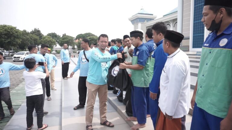 Serentak, Relawan Erick Thohir Berbagi Sembako dan Makanan Buka Puasa