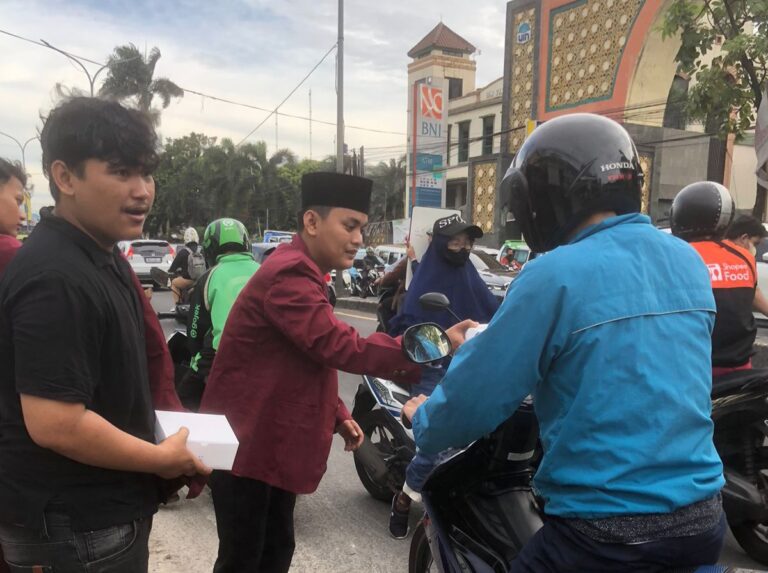 Semangat Al Ma’un, PKSH IMM Ciputat Berbagi Takjil Gratis