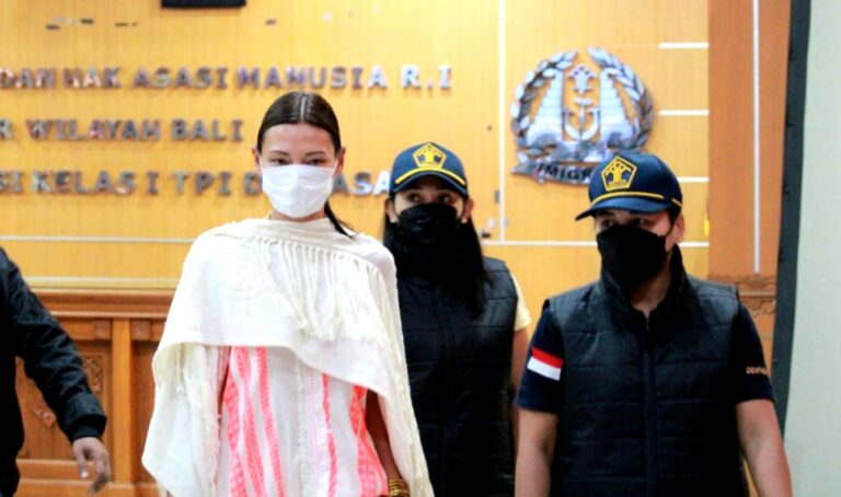 Imigrasi Denpasar Tangkap Wanita Rusia yang Foto Telanjang di Objek Wisata Kayu Putih